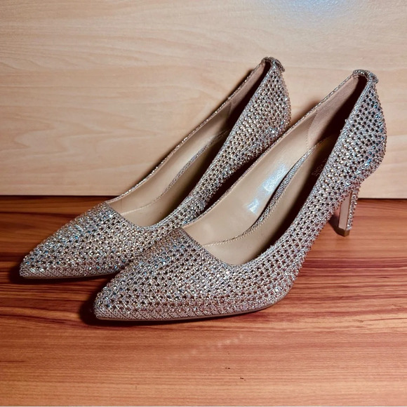 Michael Kors Dorothy Embellished Chain-Mesh Pump Color: Pale Gold Size 6.5 - Picture 10 of 11